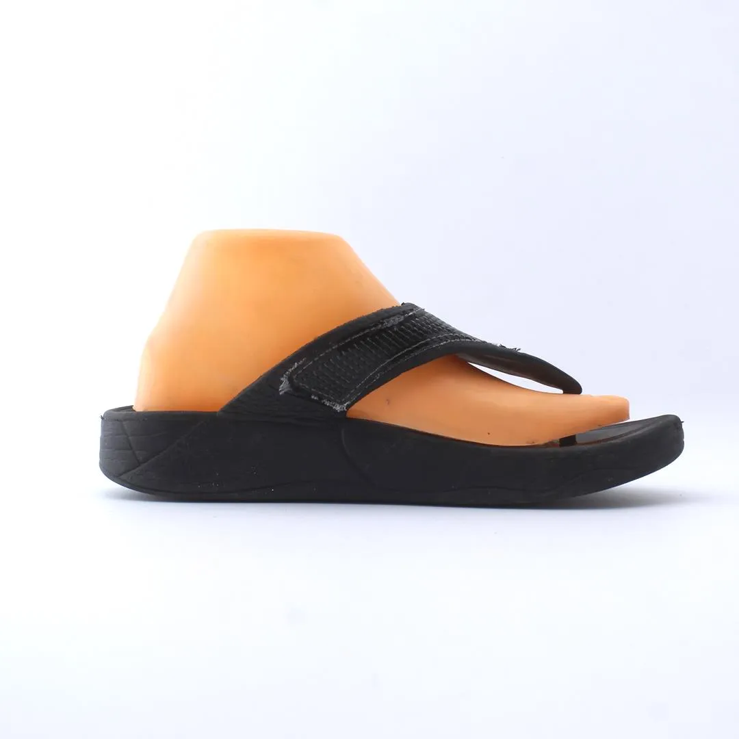 HECHO EN CHINA . Driving With Slippers