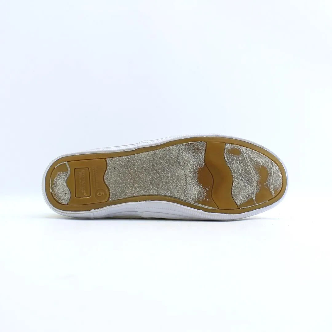 CITY SNEAKS . Work Outfits With Sneakers