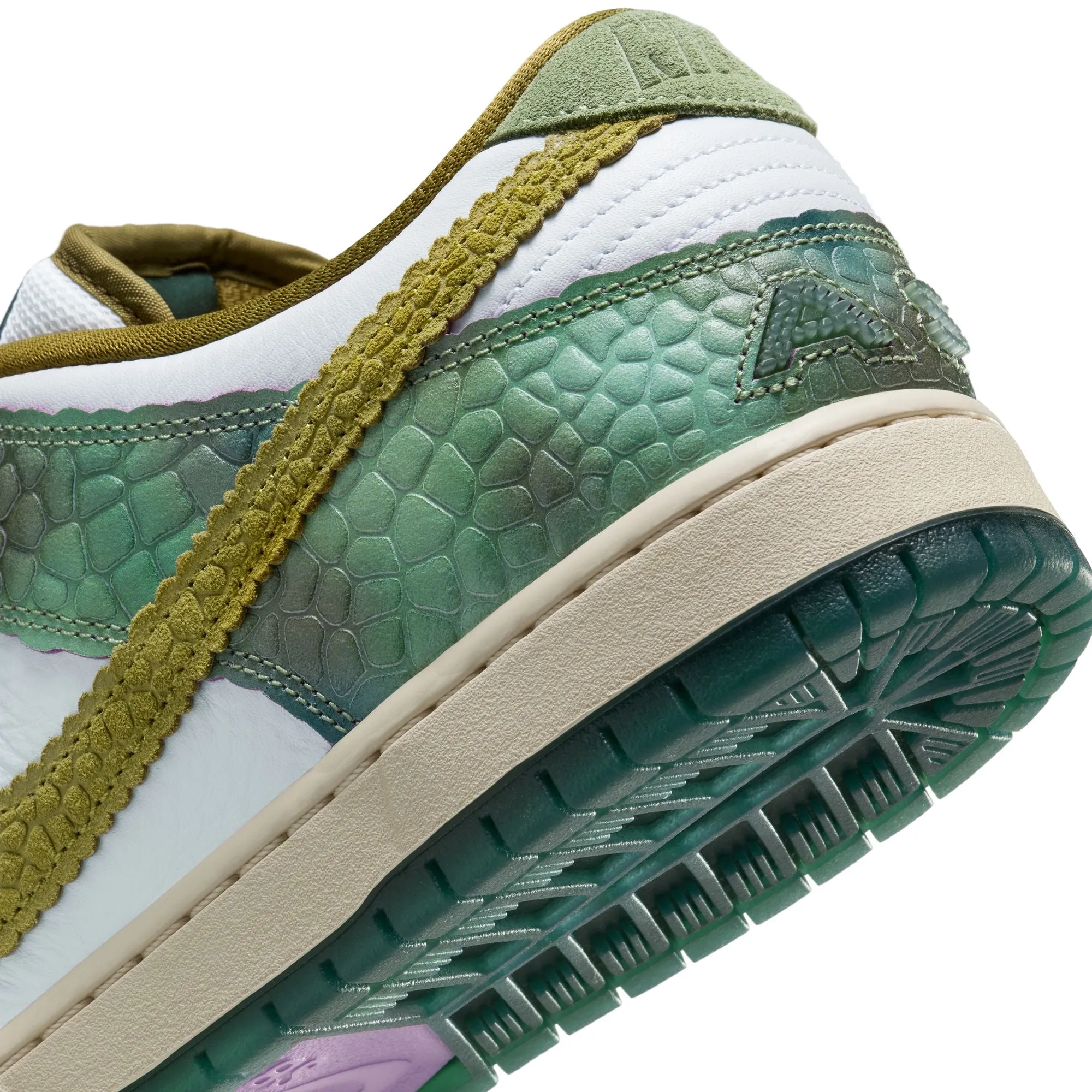 NIKE SB DUNK LOW PRO "CHAMELEON" OIL GREEN/DESERT MOSS-WHITE Asics Gel Saga Shoes