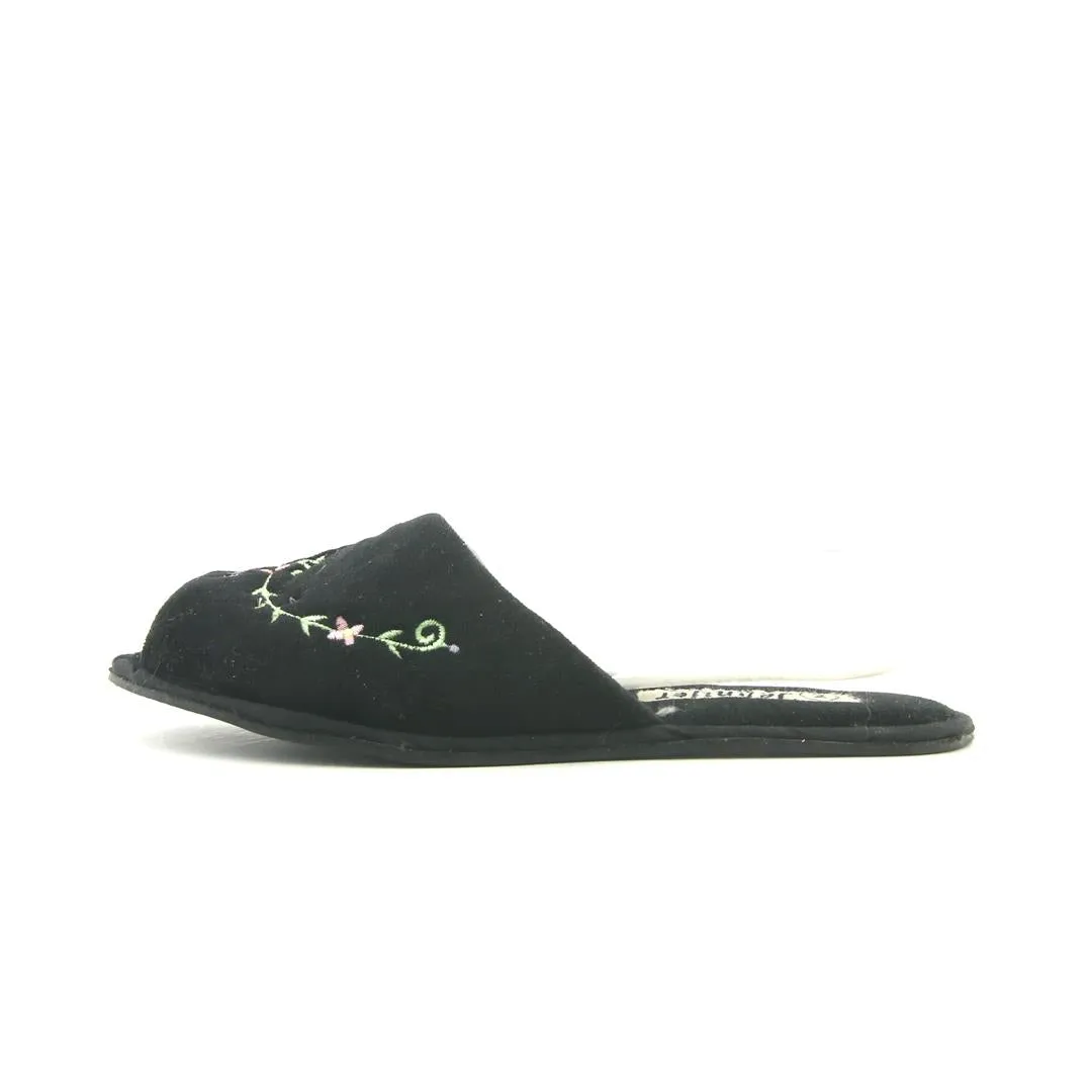 Slippers Snoopy JENNIFER YOUNG .